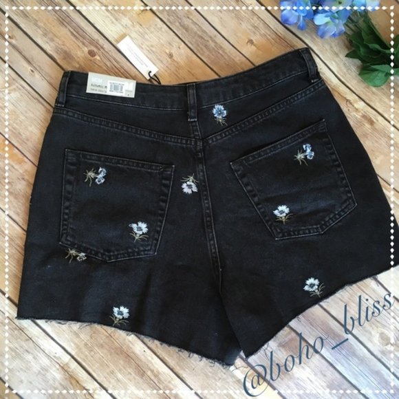 TOPSHOP High Waisted Embroidered Floral Shorts Distressed Black Denim NWT - Picture 3 of 5